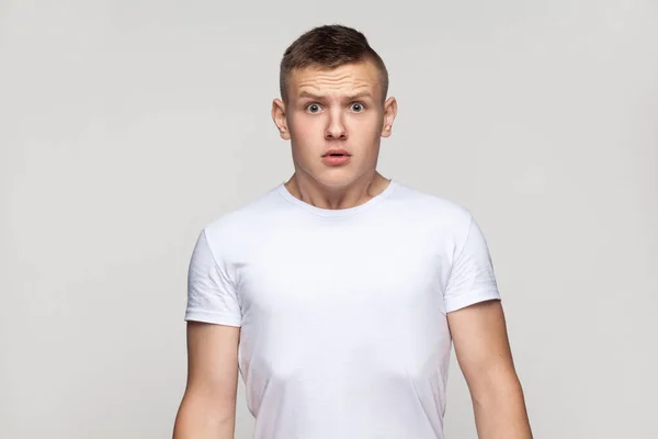 Retrato Adolescente Atraente Surpreso Surpreso Vestindo Camiseta Olhando Para Câmera — Fotografia de Stock