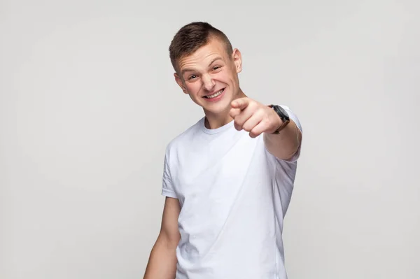 Πορτρέτο Του Νεαρού Νεαρού Που Γελάει Που Φοράει Μπλουζάκι Και — Φωτογραφία Αρχείου