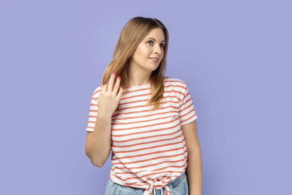 Retrato Mulher Loira Inspirada Encantadora Vestindo Camiseta Listrada Olhando Para — Fotografia de Stock
