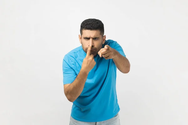 Portret Zabawnego Nieogolonego Mężczyzny Niebieskiej Koszulce Dotykającego Nosem Palcem Pokazującego — Zdjęcie stockowe