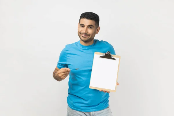 Retrato Sorrir Feliz Encantado Homem Sem Barba Vestindo Azul Shirt — Fotografia de Stock