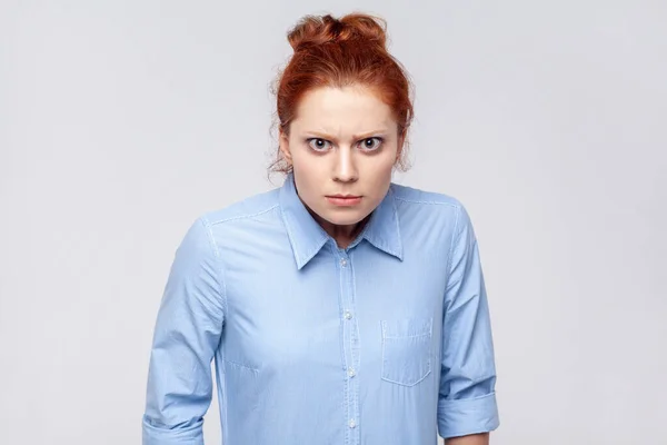 Portret Wściekłej Agresywnej Rudej Kobiety Niebieskiej Koszuli Patrzącej Kamerę Złością — Zdjęcie stockowe