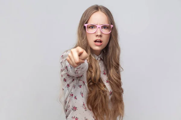 Retrato Una Joven Adulta Seria Enojada Con Gafas Con Pelo — Foto de Stock