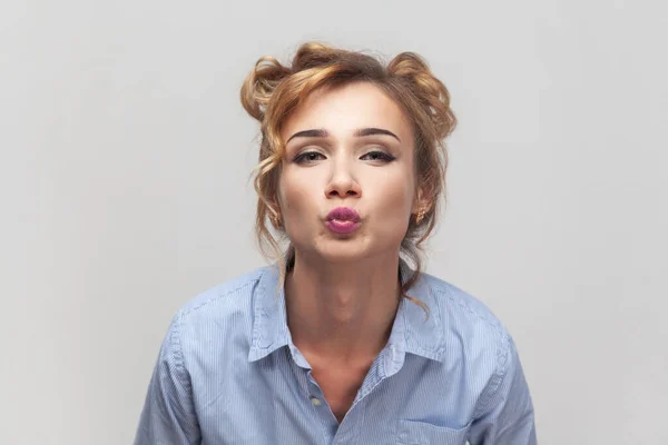 Luftkuss Für Dich Porträt Einer Blonden Frau Mit Gefalteten Lippen — Stockfoto