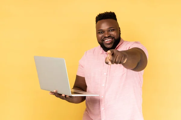 Porträt Eines Optimistischen Bärtigen Mannes Rosafarbenen Hemd Mit Laptop Zeigefinger — Stockfoto