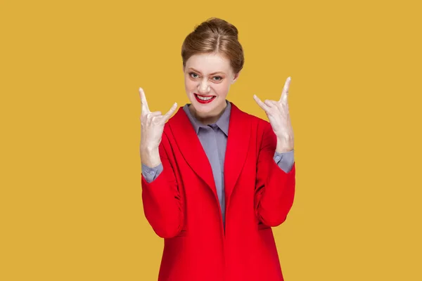 Retrato Mujer Loca Emocionada Con Los Labios Rojos Pie Mostrando — Foto de Stock