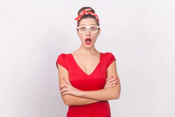 Şok Olmuş Kırmızı Elbiseli Gözlüklü Bantlı Bir Kadının Portresi Çapraz — Stok fotoğraf