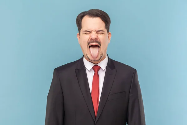 Porträt Eines Verrückten Aufgeregten Mannes Mit Schnurrbart Der Die Zunge — Stockfoto