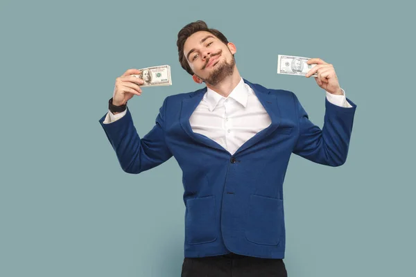 Mutlu Gülümseyen Bıyıklı Elinde Dolar Banknotları Olan Kameraya Gururla Bakan — Stok fotoğraf