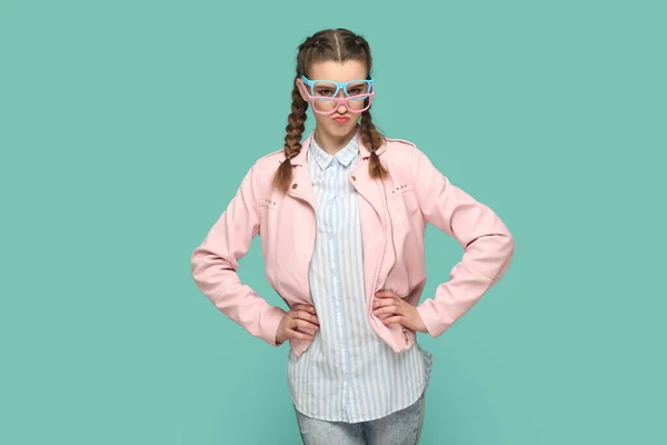Porträtt Självsäker Rolig Tonåring Flicka Med Flätor Bär Rosa Jacka — Stockfoto