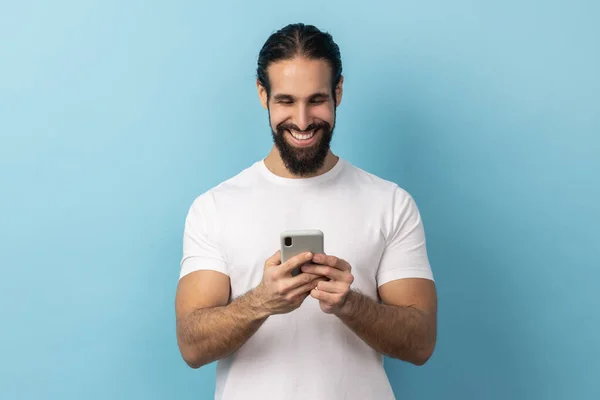 Sakallı Beyaz Tişörtlü Akıllı Telefon Kullanan Cihaz Ekranına Bakıp Yazı — Stok fotoğraf