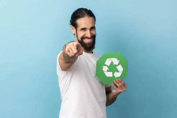 Portrét Muže Vousy Bílém Tričku Zelenou Recyklační Značkou Ukazující Kameru — Stock fotografie