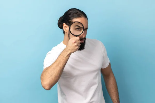 Retrato Homem Com Barba Vestindo Camiseta Branca Olhando Através Lupa — Fotografia de Stock