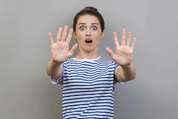 Çizgili Tişört Giyen Korkmuş Genç Bir Kadının Portresi Avuç Içleriyle — Stok fotoğraf