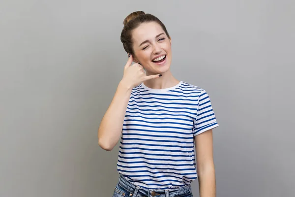 Liga Volta Retrato Mulher Vestindo Camiseta Listrada Com Expressão Lúdica — Fotografia de Stock