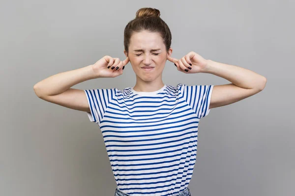 Quiero Oir Esto Mujer Frustrada Molesta Que Usa Camisetas Rayadas — Foto de Stock