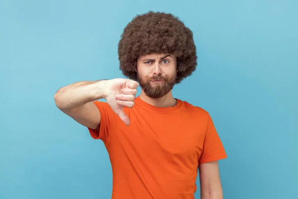 Retrato Hombre Disgustado Con Peinado Afro Con Una Camiseta Naranja — Foto de Stock