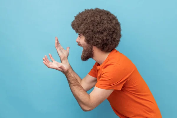 Sidovy Mannen Med Afro Frisyr Bär Orange Shirt Sprider Händer — Stockfoto