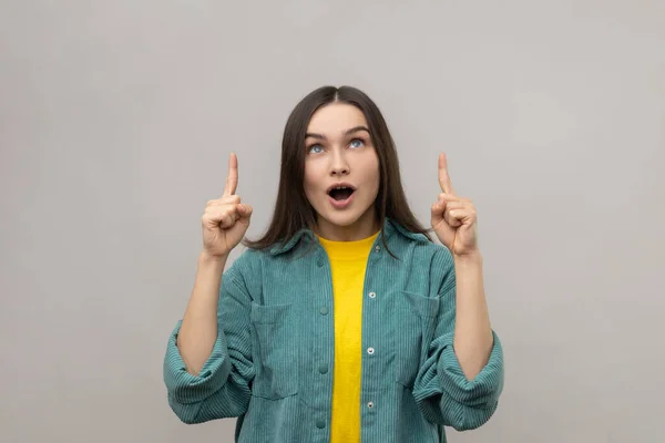 Portrait Surprised Woman Open Mouth Pointing Fingers Empty Copy Space — Stock Photo, Image