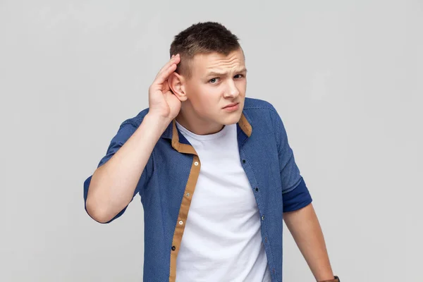 Portrét Dospívajícího Chlapce Modré Košili Jak Drží Ucho Pozorně Naslouchá — Stock fotografie