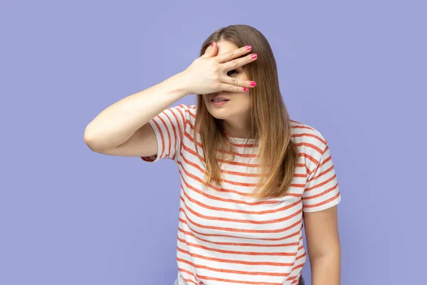 Joven Mujer Rubia Curiosa Vistiendo Camiseta Rayas Mirando Través Los — Foto de Stock
