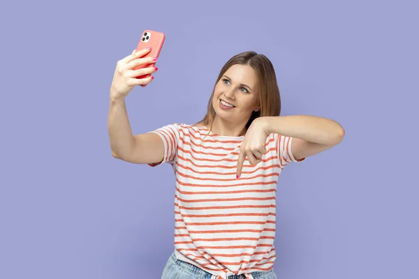 Retrato Adorable Mujer Rubia Positiva Camiseta Pie Con Teléfono Móvil —  Fotos de Stock