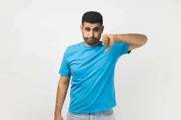Porträt Eines Unrasierten Mannes Mit Blauem Shirt Stehen Zeigt Zeichen — Stockfoto