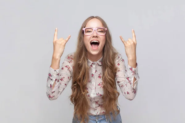 Rock Roll Gözlüklü Dalgalı Sarı Saçlı Kaya Gibi Şarkı Söyleyen — Stok fotoğraf