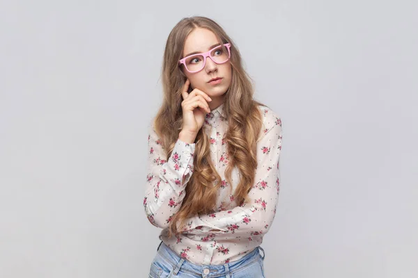 Deixa Pensar Retrato Mulher Óculos Com Cabelo Louro Ondulado Com — Fotografia de Stock