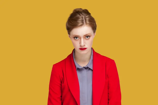 Porträtt Oroad Ledsen Olycklig Kvinna Med Röda Läppar Sura Som — Stockfoto