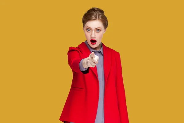 Портрет Потрясенной Изумленной Женщины Красными Губами Стоящей Указывая Тебя Пальцем — стоковое фото