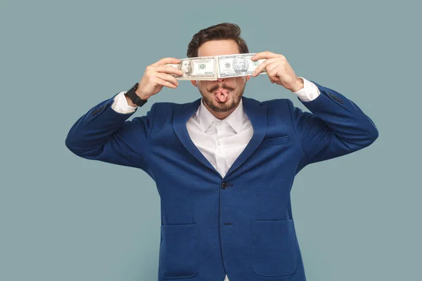 Komik Olumlu Bıyıklı Dilini Gösteren Gözlerini Dolar Banknotlarıyla Kapayan Resmi — Stok fotoğraf