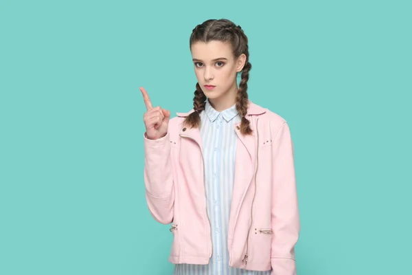 Портрет Серьезной Властной Девочки Подростка Косичками Розовой Куртке Стоящей Поднятым — стоковое фото