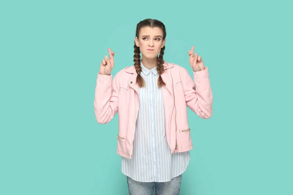 Egy Gyönyörű Tinédzser Lány Portréja Rózsaszín Kabátban Keresztbe Tett Ujjakkal — Stock Fotó
