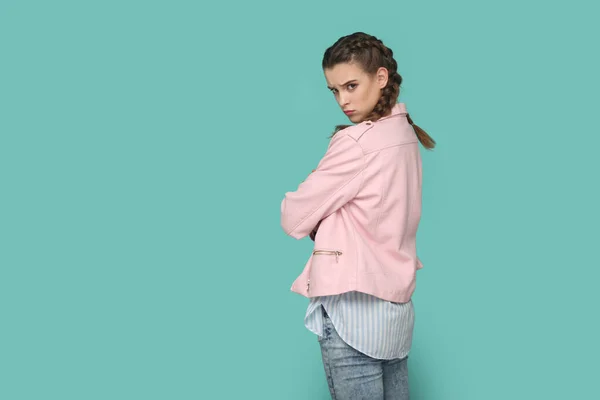 Πορτρέτο Του Αναστατωμένος Έφηβος Κορίτσι Πλεξούδες Φορώντας Ροζ Σακάκι Στροφή — Φωτογραφία Αρχείου