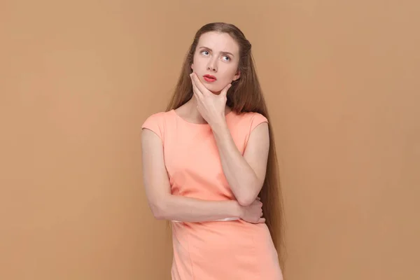 Retrato Mujer Pensativa Reflexiva Con Pelo Largo Pie Sosteniendo Barbilla —  Fotos de Stock