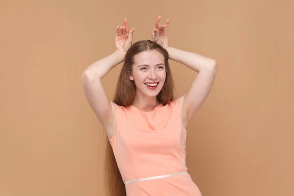 Портрет Смешной Улыбающейся Радостной Женщины Длинными Волосами Стоящей Поднятыми Руками — стоковое фото