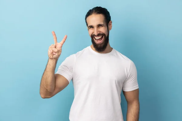 Portret Van Een Positieve Man Met Baard Wit Shirt Kijkend — Stockfoto