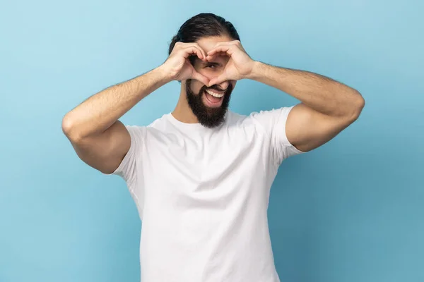 Retrato Hombre Feliz Complacido Con Barba Usando Una Camiseta Blanca —  Fotos de Stock