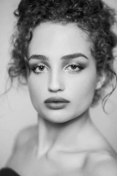 Czarno Biały Portret Urody Młodej Atrakcyjnej Modelki Ciemnymi Kręconymi Włosami — Zdjęcie stockowe