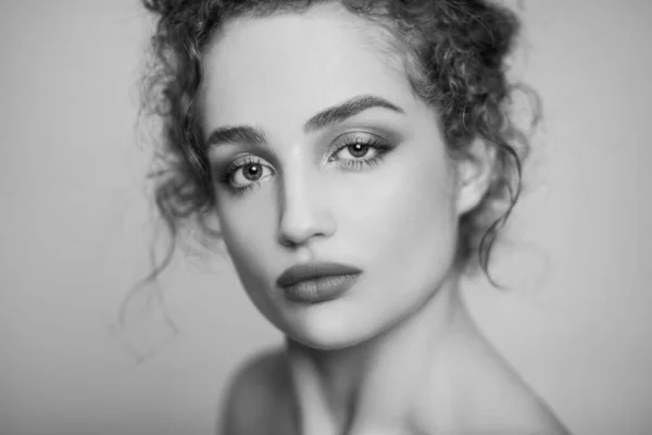 Černobílý Krása Portrét Mladé Sebevědomé Ženy Módní Model Nasbírané Tmavé — Stock fotografie