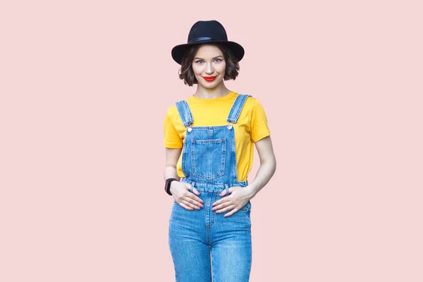 Retrato Mujer Hipster Alegre Sonriente Overoles Mezclilla Azul Camiseta Amarilla — Foto de Stock