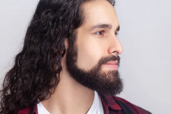 Potret Close Dari Pria Berjanggut Tampan Yang Tenang Dengan Rambut — Stok Foto
