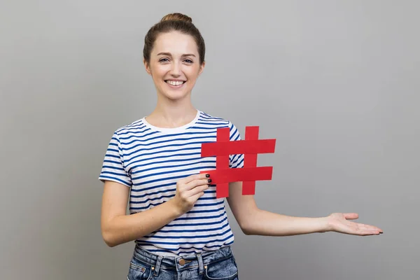 Retrato Mujer Camiseta Rayas Sosteniendo Hashtag Presentando Espacio Copia Palma —  Fotos de Stock