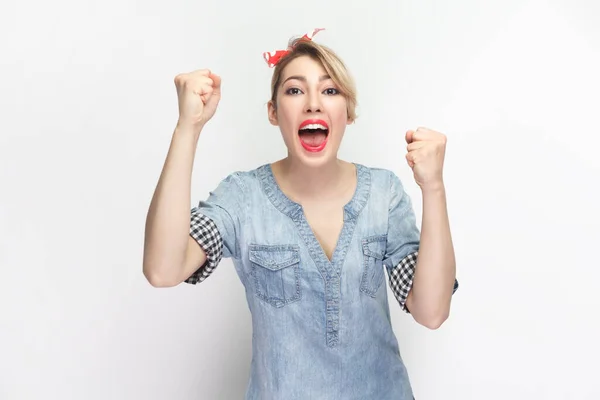 Retrato Una Mujer Rubia Alegre Extremadamente Feliz Con Camisa Mezclilla —  Fotos de Stock