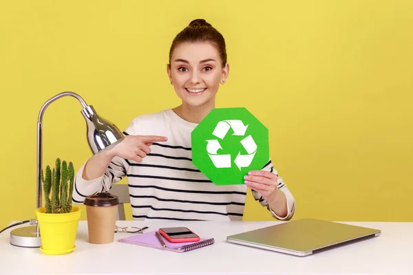 Mulher Satisfeita Positiva Apontando Para Símbolo Reciclagem Verde Suas Mãos — Fotografia de Stock
