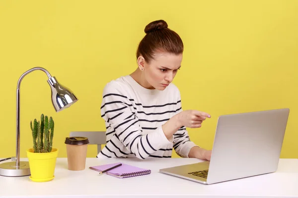 Wütende Büroangestellte Gestreiftem Hemd Zeigt Auf Den Laptop Bildschirm Schimpft — Stockfoto