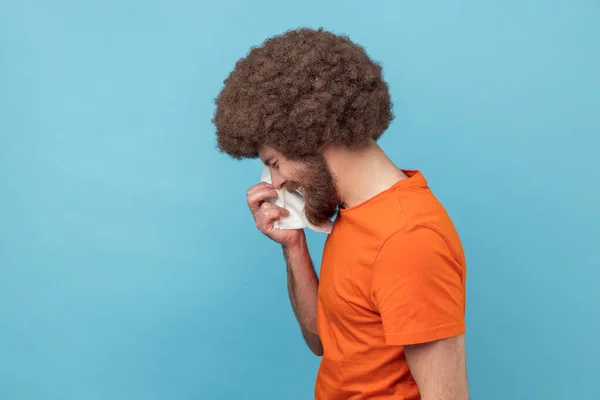 Vedere Laterală Unui Bărbat Deprimat Coafură Afro Purtând Tricou Portocaliu — Fotografie, imagine de stoc