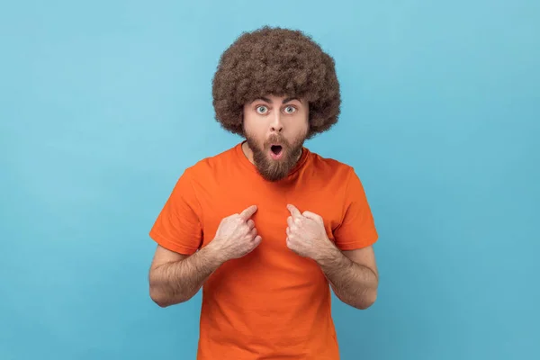 Turuncu Tişörtlü Afro Saçlı Bir Adamın Portresi Kendini Gösteriyor Şaşırmış — Stok fotoğraf