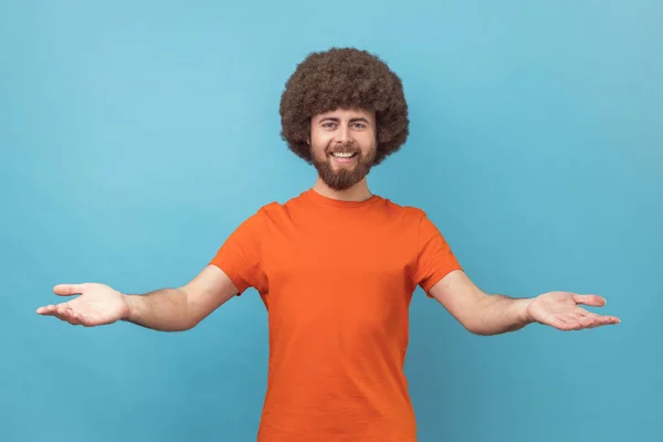 Hombre Con Peinado Afro Vistiendo Camiseta Naranja Compartiendo Apertura Las — Foto de Stock